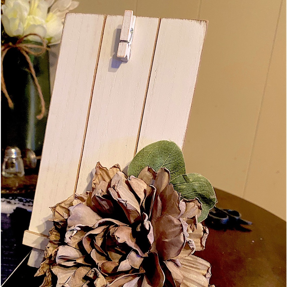 Small pic frame with clip to hold the pic.